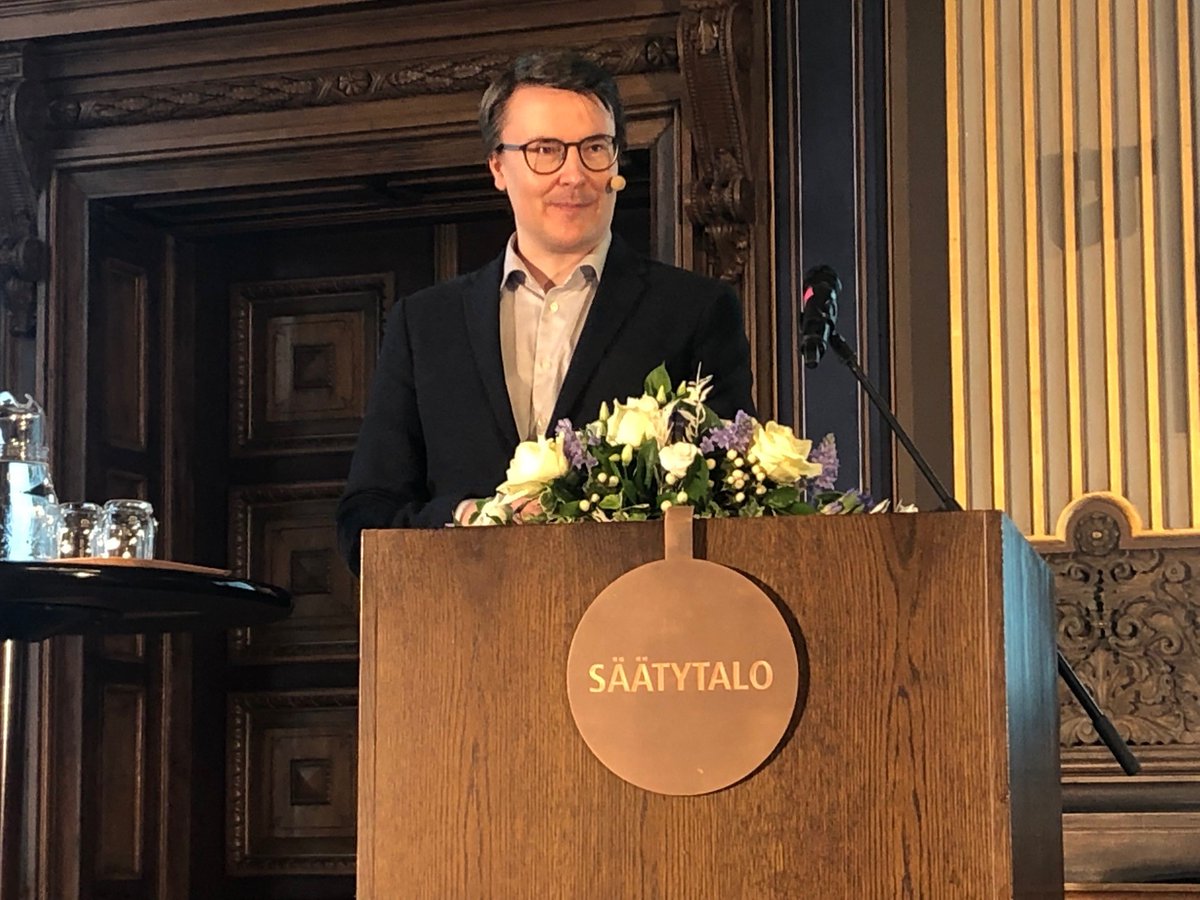 lvmfi's tweet photo. Professori Heikki Liimatainen @liikenneproffa: Kestävä liikennejärjestelmä on hopealuoti mm. liikenneturvallisuuteen, liikenneköyhyyden torjuntaan, kotitalouksien liikennekustannusten haasteisiin ja julkistalouden haasteisiin. #Liikenne12
 @TampereUni @VerneTRC https://t.co/SYGYUhjkk1