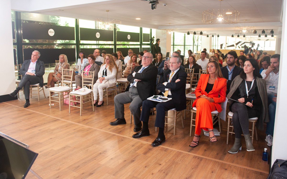 MariaMatos_MM's tweet photo. En @fotocasa participamos y colaboramos en el III Congreso Inmobiliario de Galicia organizado por #AGALIN, donde junto a otros profesionales y expertos pudimos reflexionar, compartir experiencias y opiniones sobre la evolución del mercado y las tendencias futuras. https://t.co/XmP8o2OecM