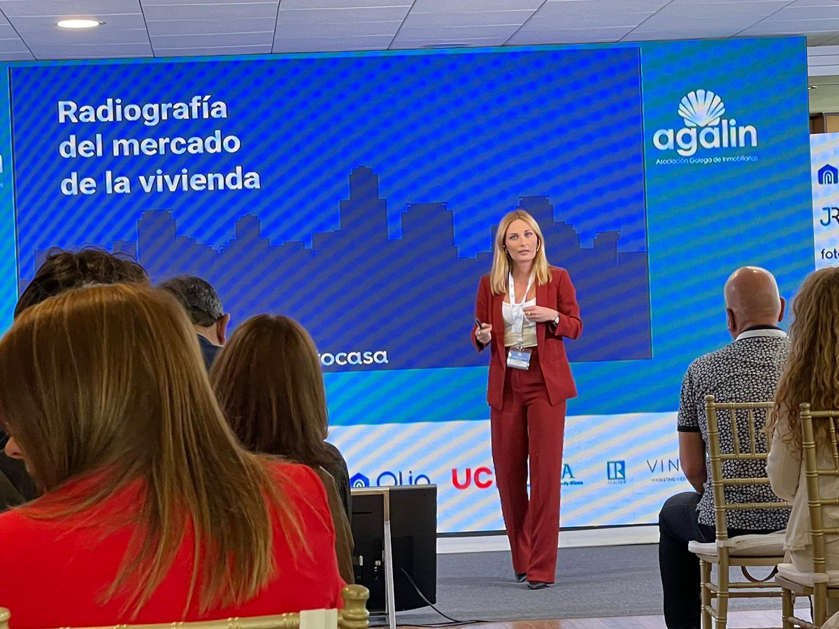 MariaMatos_MM's tweet photo. En @fotocasa participamos y colaboramos en el III Congreso Inmobiliario de Galicia organizado por #AGALIN, donde junto a otros profesionales y expertos pudimos reflexionar, compartir experiencias y opiniones sobre la evolución del mercado y las tendencias futuras. https://t.co/XmP8o2OecM