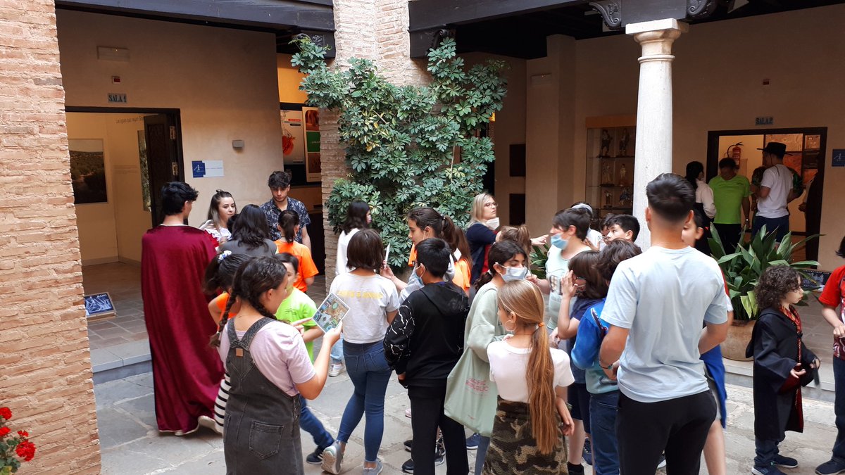 AguaGranada's tweet photo. Arranca la #Gymkanaliteraria de hoy con los alumnos de 6 de primaria del #CEIPGenil.
Un día más, grandes autores de la literatura y sus personajes inundan el #AljibedelRey 👑🧙‍♂️🧚‍♀️ https://t.co/0xW6WcW6Zz