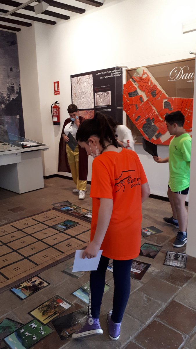 AguaGranada's tweet photo. Arranca la #Gymkanaliteraria de hoy con los alumnos de 6 de primaria del #CEIPGenil.
Un día más, grandes autores de la literatura y sus personajes inundan el #AljibedelRey 👑🧙‍♂️🧚‍♀️ https://t.co/0xW6WcW6Zz