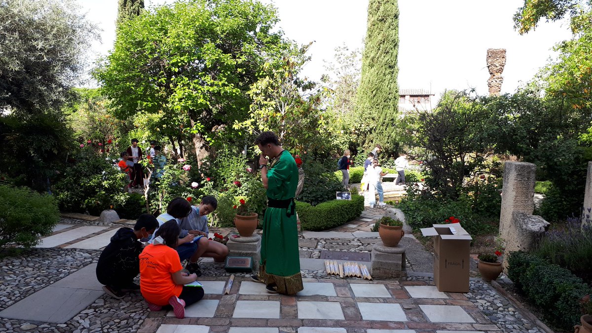 AguaGranada's tweet photo. Arranca la #Gymkanaliteraria de hoy con los alumnos de 6 de primaria del #CEIPGenil.
Un día más, grandes autores de la literatura y sus personajes inundan el #AljibedelRey 👑🧙‍♂️🧚‍♀️ https://t.co/0xW6WcW6Zz