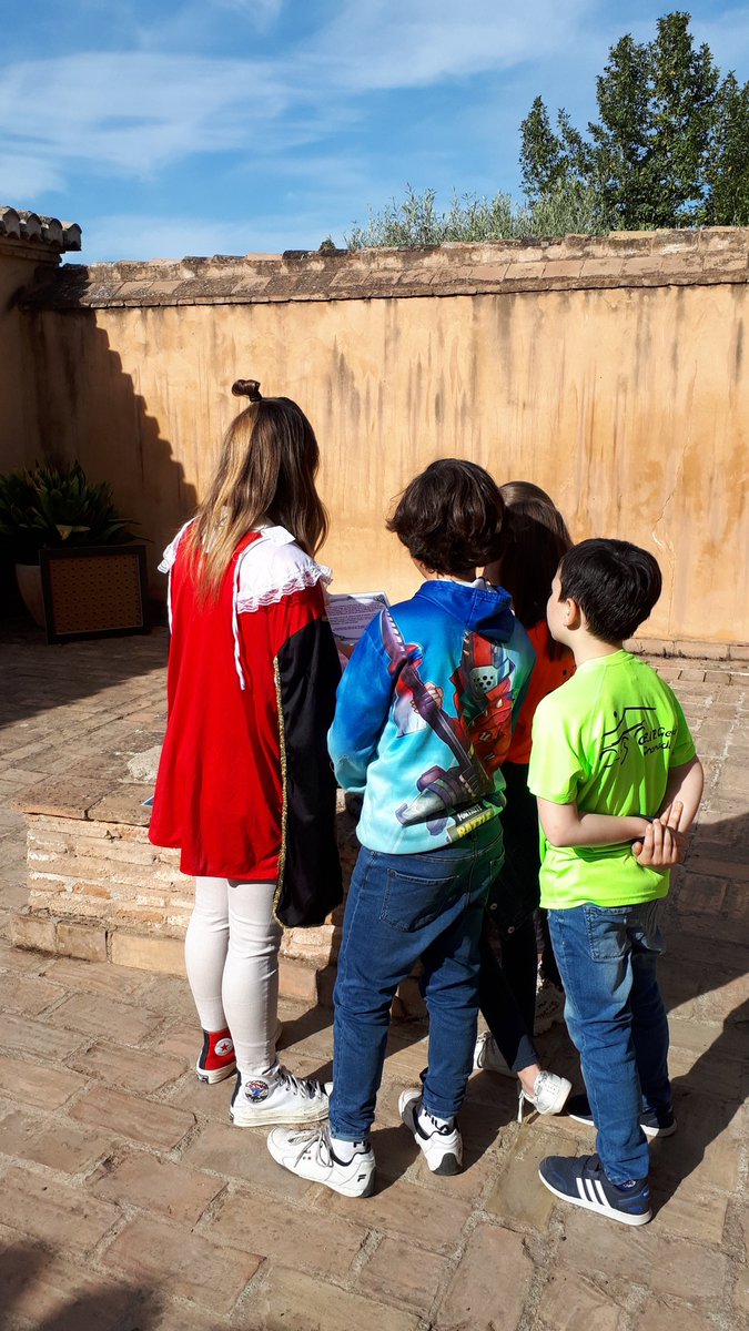 AguaGranada's tweet photo. Arranca la #Gymkanaliteraria de hoy con los alumnos de 6 de primaria del #CEIPGenil.
Un día más, grandes autores de la literatura y sus personajes inundan el #AljibedelRey 👑🧙‍♂️🧚‍♀️ https://t.co/0xW6WcW6Zz