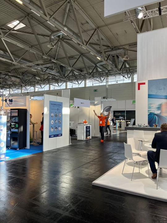 gridlux's tweet photo. TAG 3 ANGA COM 22!

Wir freuen uns über jeden Besucher: Halle 7 D17 und sind dankbar für die vielen interessanten Gespräche!

#angacom #angacom22 #fangdenlux #ftth #breitband #glasfaser #breitbandausbau #glasfaserausbau #grobplanung https://t.co/6P2dTPqmpv