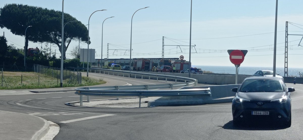 EnricVillar's tweet photo. Accident de tren a Mataró. 
@rac1  @elmonarac1 https://t.co/BTqhlofGJ2