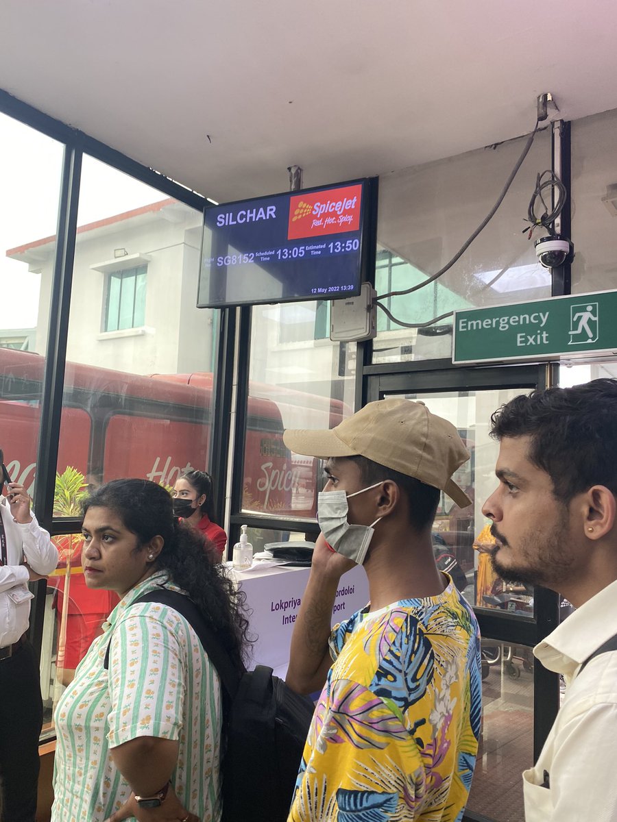 aShuz11's tweet photo. Pathetic service @flyspicejet as we have been waiting to fly from Ghy to Silchar for the past 50 mins without any prior intimation. No wonder your routes of success are spicing up negatively! #SpiceJet #Airlines #Pathetic #IndiGo #Air https://t.co/A4c83l5WYe