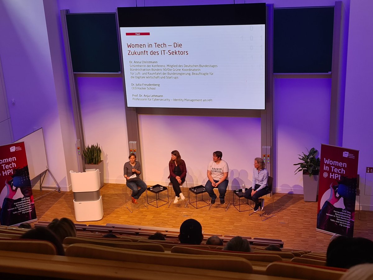 "Informatik gehört zu den wenigen Studiengängen, wo man das Gefühl hat, dass man schon alles können muss, bevor man es überhaupt studiert. In der Medizin würde man auch nicht verlangen, dass man schon seinen kleinen Bruder zusammen geflickt hat." - <a href="/_alehmann/">Anja Lehmann</a> #WomenInTech