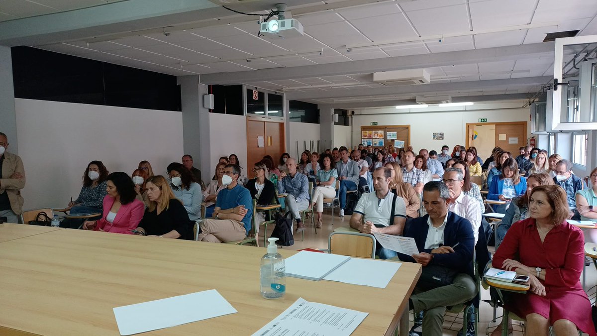 💥 Comença la III Jornada #Emprén a l'IES #HistoriadorChabàs de Dénia

👉Jornada dirigida a difondre bones pràctiques dels centres amb aules #Emprén i la nova convocatòria 2022

🎙Obren la jornada Julia Gozálvez, directora de l'IES i Laura Ferri Cap de Servei a la DGFPiERE