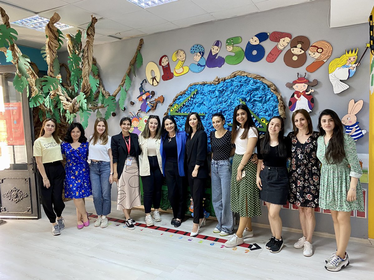 _esraaydogdu_'s tweet photo. BK Ayvalık Kampüsümüz 🍀 Yöneticilerimizle ve öğretmenlerimizle çok keyifli ve verimli sohbetler edip paylaşımlarda bulunduk #bizbüyükbiraileyiz https://t.co/YyhYdWVcFn