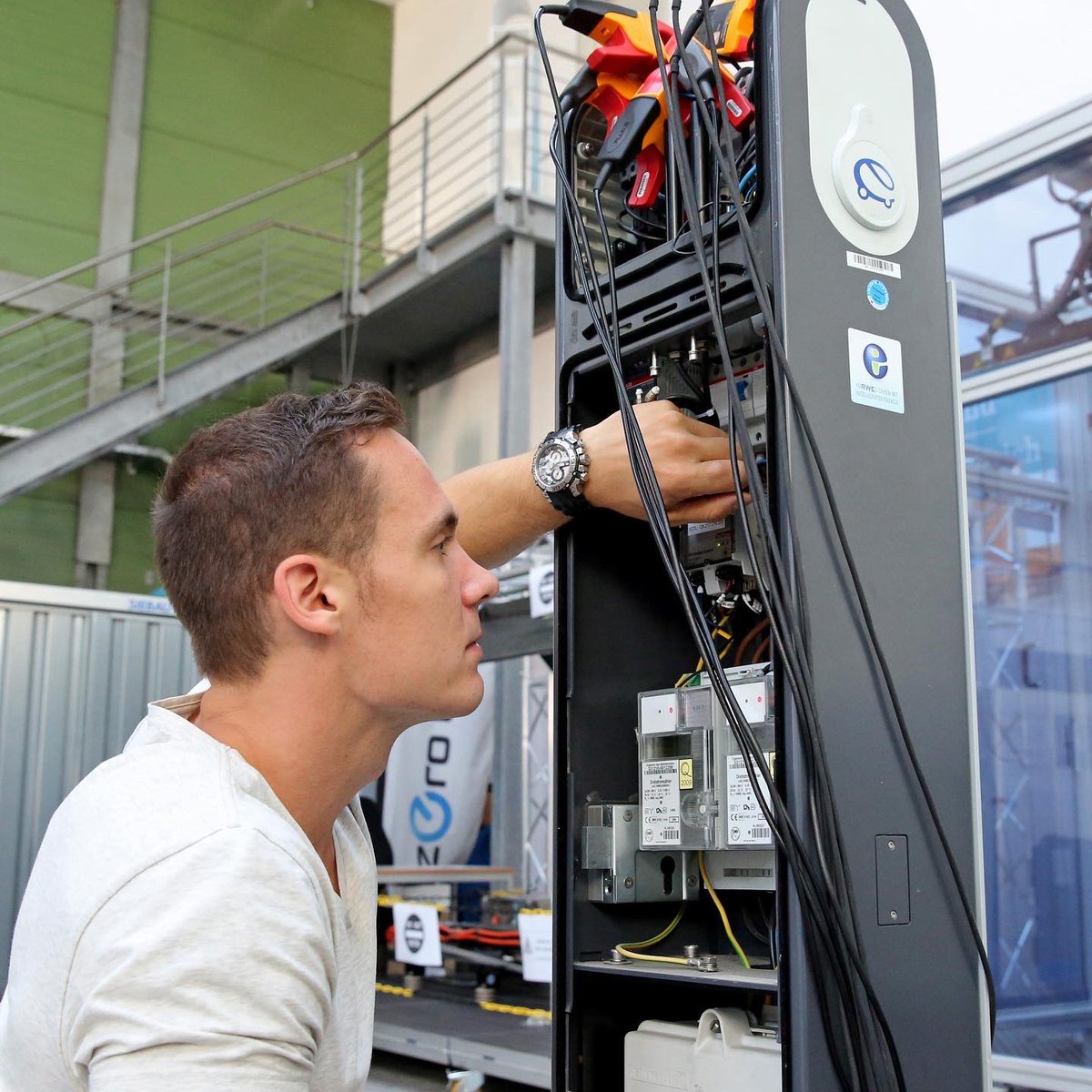 ETudortmund's tweet photo. Unser Studiengang "Elektrotechnik und Informationstechnik" hat beim CHE-Ranking hervorragend abgeschnitten! Wir zählen bundesweit in zwei der vier wichtigsten Kategorien zur Spitzengruppe.
Vielen Dank für das tolle Feedback! 

#etit #tudortmund #mithertzdabei #CHERanking https://t.co/2XgcdZ1c19