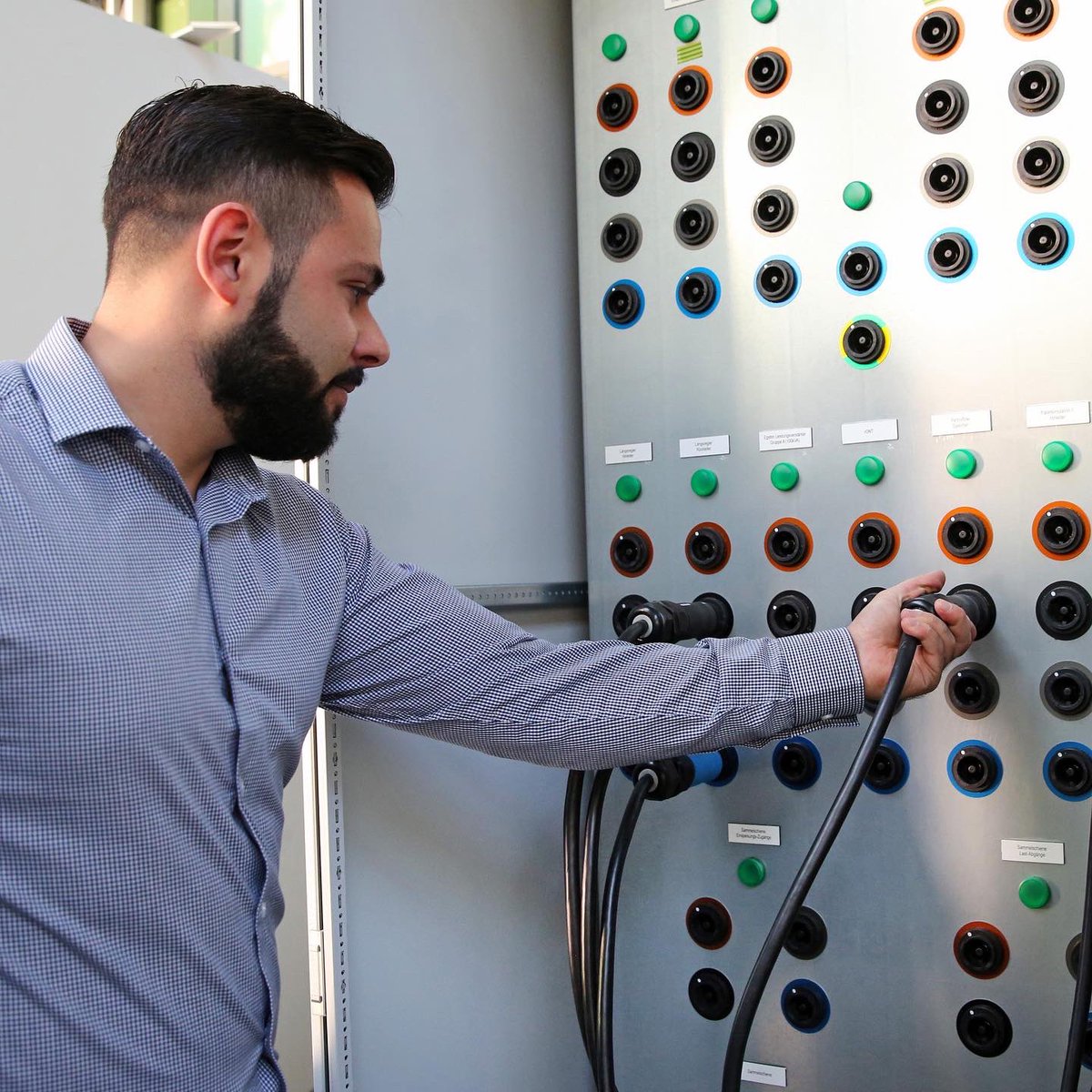 Unser Studiengang "Elektrotechnik und Informationstechnik" hat beim CHE-Ranking hervorragend abgeschnitten! Wir zählen bundesweit in zwei der vier wichtigsten Kategorien zur Spitzengruppe.
Vielen Dank für das tolle Feedback! 

#etit #tudortmund #mithertzdabei #CHERanking