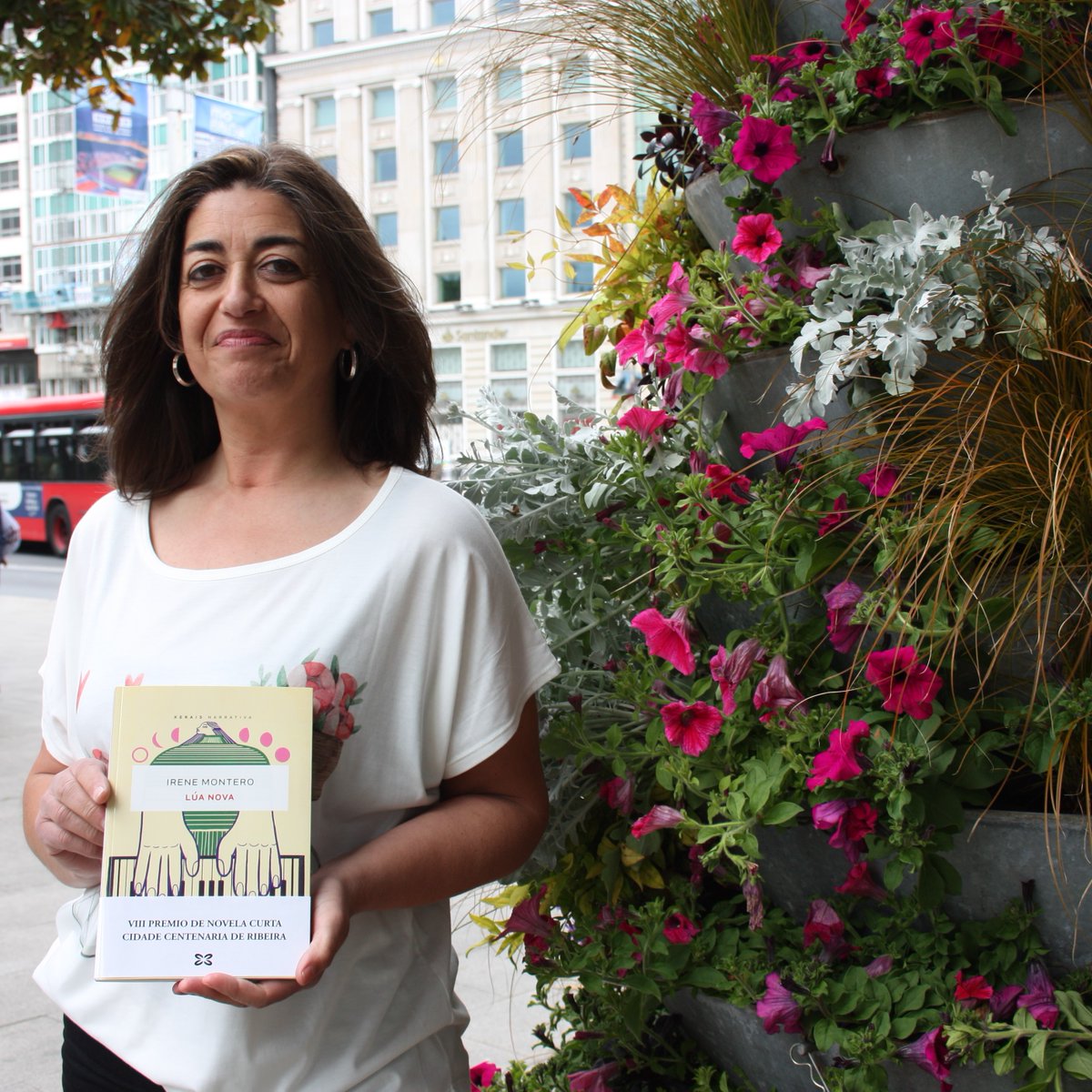 OctoCom's tweet photo. ¡Ya está en librerías la primera novela de Irene Montero: Lúa Nova! 👏🏽 El libro cuenta la historia de Lúa Lóngora, ciega de nacimiento, y está inspirado en una joven llamada Natalia a quien Irene conoce y admira. ¡Orgullosas de nuestra jefa 😊! https://t.co/ki1yc5Ciof