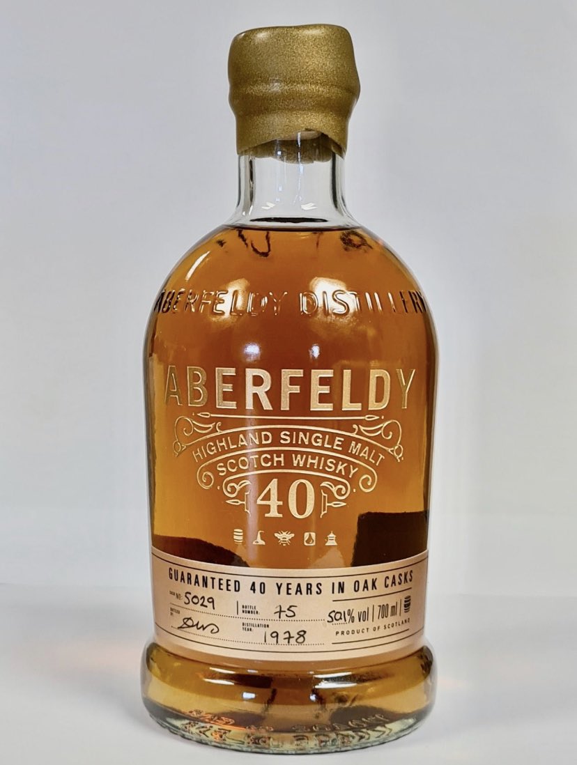 thibaultruffat's tweet photo. #ventesauxencheres #vins et #spiritueux aujourd’hui 14:30 #whisky #singlemalt #aberdfeldy 40 #whiskycollector #whiskyauction https://t.co/Avu4M995eq. https://t.co/xW3cDi5AC4