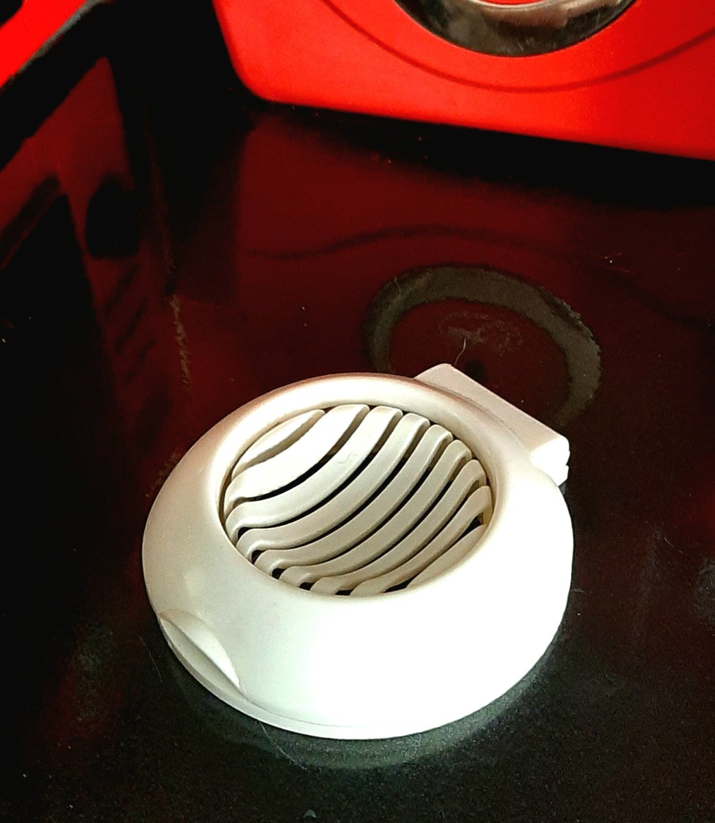 BlueMoonMikeyJ's tweet image. Who remembers practicing to be a budding guitarist on one of these bad boys as a kid!🤣
#eggslicer #Guitarist