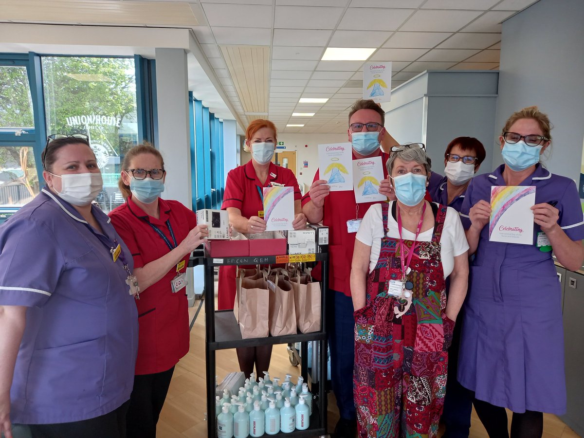 Celebrating nurses taking round gifts to the team at QEH <a href="/LG_NHS/">Lewisham and Greenwich NHS Trust</a> #nurses #BestOfNursing