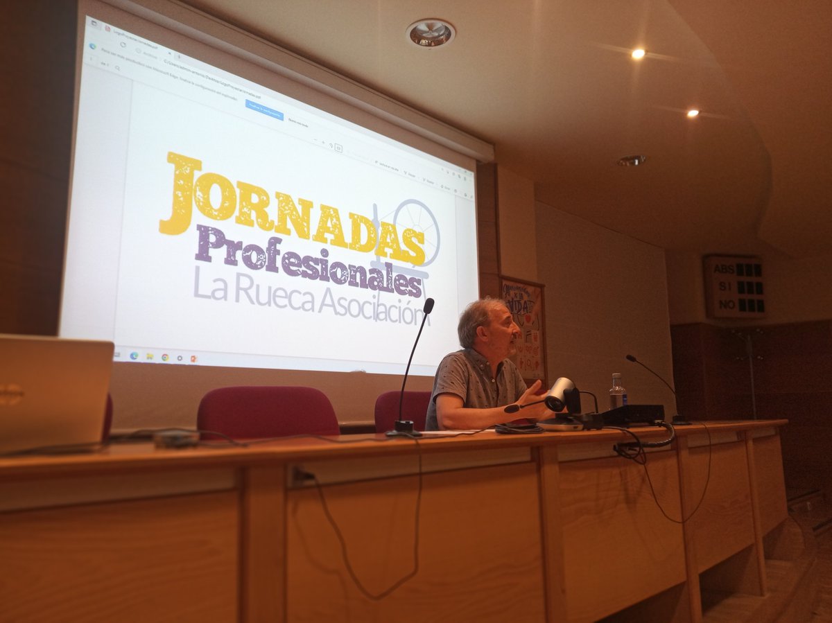 laruecaas's tweet photo. #jornadasProfesionales de @laruecaas Aprendiendo sobre #impactoyjóvenes  y por fin juntas en un mismo espacio. 😃😍😍 https://t.co/T4OuMvxlrm