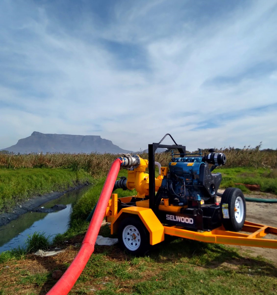 Our pumps enjoy some extraordinary views! Prominent South African landmark Table Mountain overlooks one of our S150’s doing a spot of overpumping in the city of Cape Town. Longstanding Selwood distributor @IDickieandCo is your go to for pumping requirements within the region.