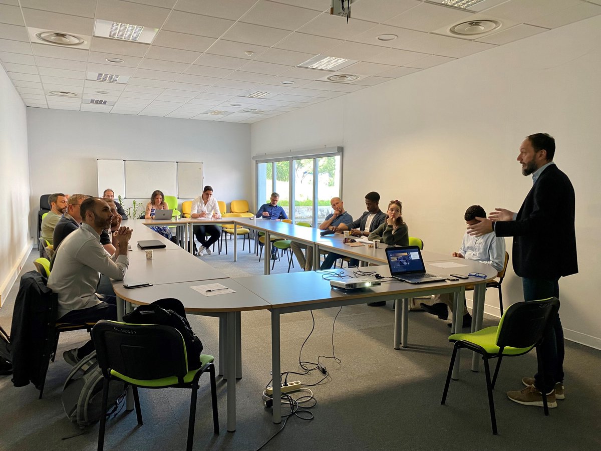 marseilleinnov's tweet photo. 🥐𝗣𝗲𝘁𝗶𝘁-𝗱𝗲𝗷 : Chez @marseilleinnov, intervention de notre #Mipartner @VENTURY_Avocats !
Laurent-Attilio Sciacqua vous donne les astuces #juridiques pour réussir son 1er #recrutement !
🗓️Prochain event avec @VENTURY_Avocats le 19 Mai sur la #négociation grand compte ! https://t.co/9HOclH7Aob