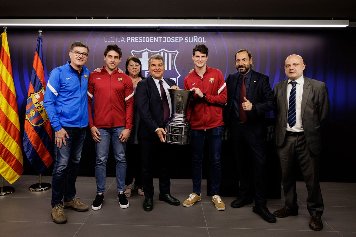 FCBhockeygel's tweet photo. 🏆

🔵🔴 #ForçaBarça https://t.co/cEM4nKhkV9