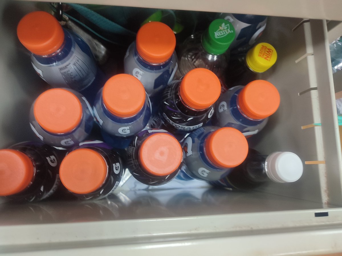 efiram0210's tweet photo. Kumusta naman yung drawer ko na puno ng gatorade 😅😅..kelan kaya dating ng pocari sweat 😁😁😁.. https://t.co/eTV1YcZDaf