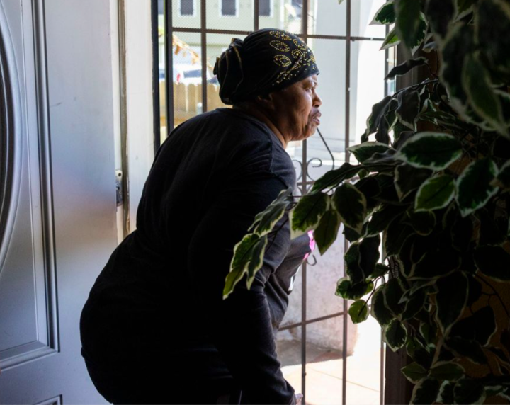 Katrina engulfed Celeste Matthews’ house in 5 feet of water.

1/ The state’s “Road Home” program gave her $30k to elevate her home. She says a rep told her she could use it on repairs. 

Years later, the state demanded the money back, and sued her for it. 

She’s not alone 👇
