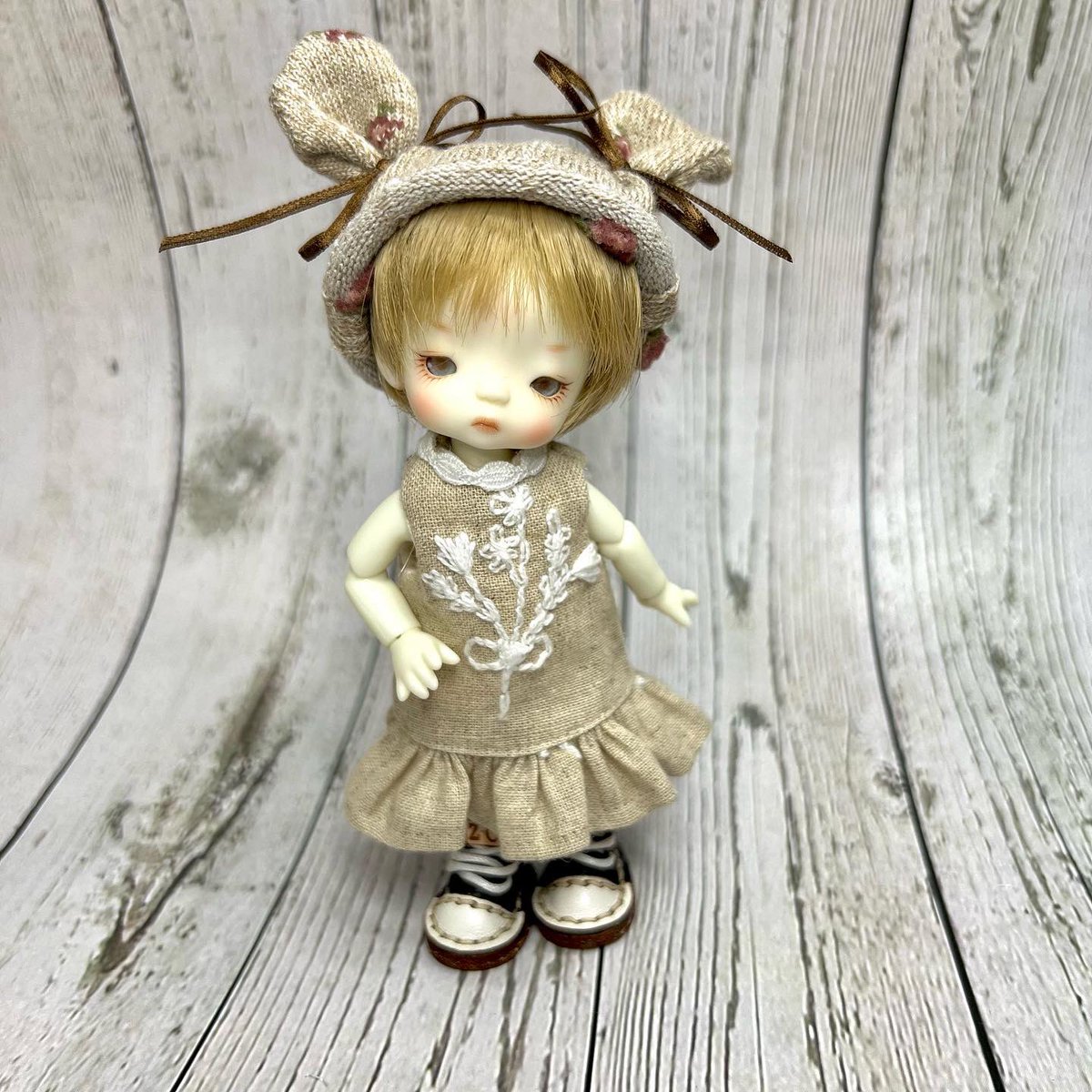 Plus1doll's tweet photo. imdabebeサイズのオーダー品ですが、ウチにはbebeが居ないので、timpのサク坊に着てもらいました
いつも不貞腐れてるなサク坊🤣
#imda #imdatimp #ドール服オーダー https://t.co/XaJiG3fWLI