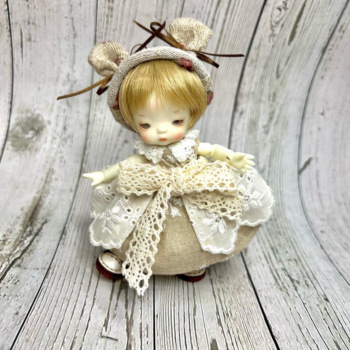 Plus1doll's tweet photo. imdabebeサイズのオーダー品ですが、ウチにはbebeが居ないので、timpのサク坊に着てもらいました
いつも不貞腐れてるなサク坊🤣
#imda #imdatimp #ドール服オーダー https://t.co/XaJiG3fWLI