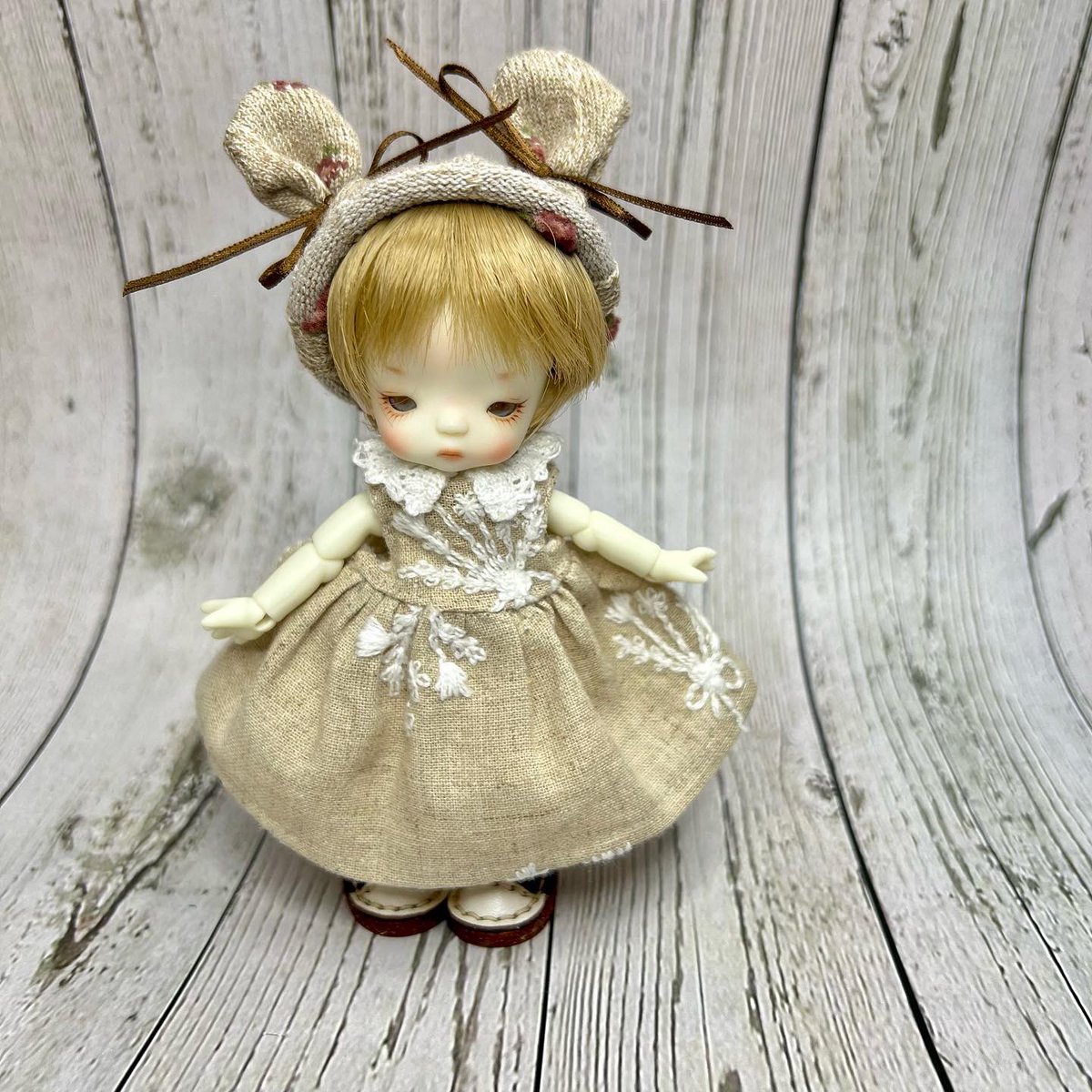 Plus1doll's tweet photo. imdabebeサイズのオーダー品ですが、ウチにはbebeが居ないので、timpのサク坊に着てもらいました
いつも不貞腐れてるなサク坊🤣
#imda #imdatimp #ドール服オーダー https://t.co/XaJiG3fWLI