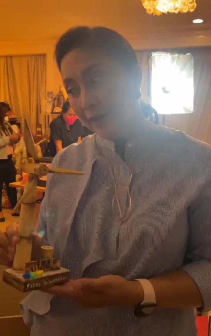 ABPROTECT_'s tweet image. VP Leni: "oh may windmill din kami"

*nagtawanan mga staff*

tawang-tawa talaga ako sa part na 'to