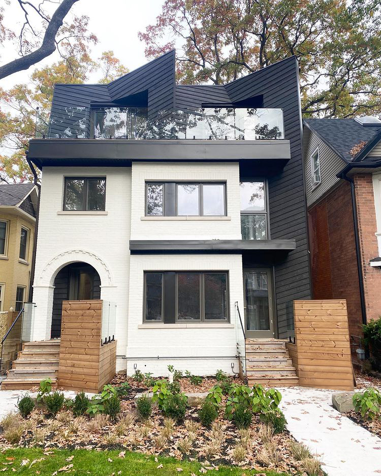 craigitect's tweet photo. Our Upper Beaches Heritage Infill looks good from any angle. The angled geometry of the facade gives privacy to the occupants and provides a modern contrast to the traditional elements of the home.
For more info:
https://t.co/oBwcBbGoAB
#UpperBeaches
#torontoarchitects
#toronto https://t.co/g2nCeYeiQs