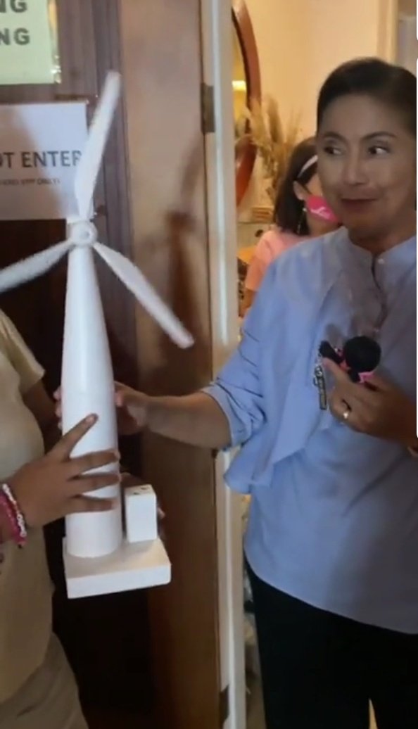 ABPROTECT_'s tweet image. VP Leni: "oh may windmill din kami"

*nagtawanan mga staff*

tawang-tawa talaga ako sa part na 'to