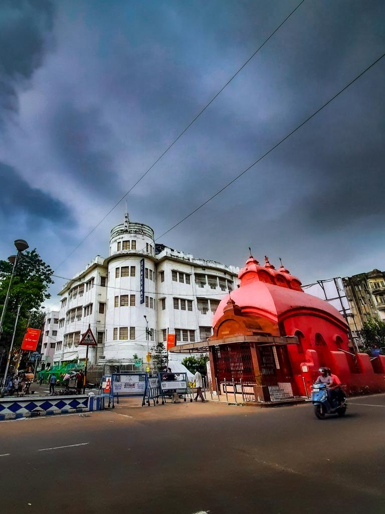 Heavy rain Iashed out of Kolkata in this morning in the wake of the formation of Cyclone Ashain. ⛈️

©𝗔𝗿𝗽𝗮𝗻 𝗔𝗱𝗵𝗶𝗸𝗮𝗿𝘆 𝗣𝗵𝗼𝘁𝗼𝗴𝗿𝗮𝗽𝗵𝘆
Shot On:- @samsungwithgalaxy

#photography 
<a href="/SamsungMobile/">Samsung Mobile</a> <a href="/SamsungIndia/">Samsung India</a> <a href="/Pindle_India/">PINDLE INDIA 🇮🇳</a> 

pindle.io/web/share?sid=…