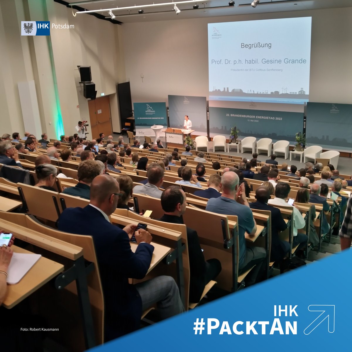 IHKPotsdam's tweet photo. Mehr als 300 Menschen sind heute beim #Energietag #Brandenburg an der BTU Cottbus-Senftenberg mit dabei👏🙌 Auch unser Schwerpunktthema "#Ausbau der Erneuerbaren #Energien" steht heute im Fokus der Veranstaltung. IHK #PacktAn und macht sich auch hier für das Thema stark 💯 💪 https://t.co/7WcdUu5t21