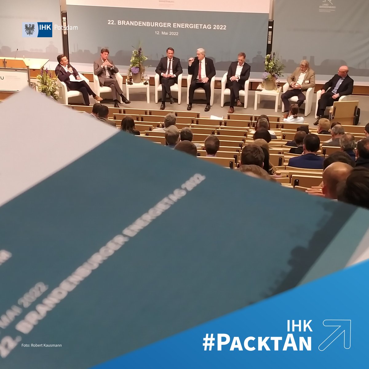 IHKPotsdam's tweet photo. Mehr als 300 Menschen sind heute beim #Energietag #Brandenburg an der BTU Cottbus-Senftenberg mit dabei👏🙌 Auch unser Schwerpunktthema "#Ausbau der Erneuerbaren #Energien" steht heute im Fokus der Veranstaltung. IHK #PacktAn und macht sich auch hier für das Thema stark 💯 💪 https://t.co/7WcdUu5t21