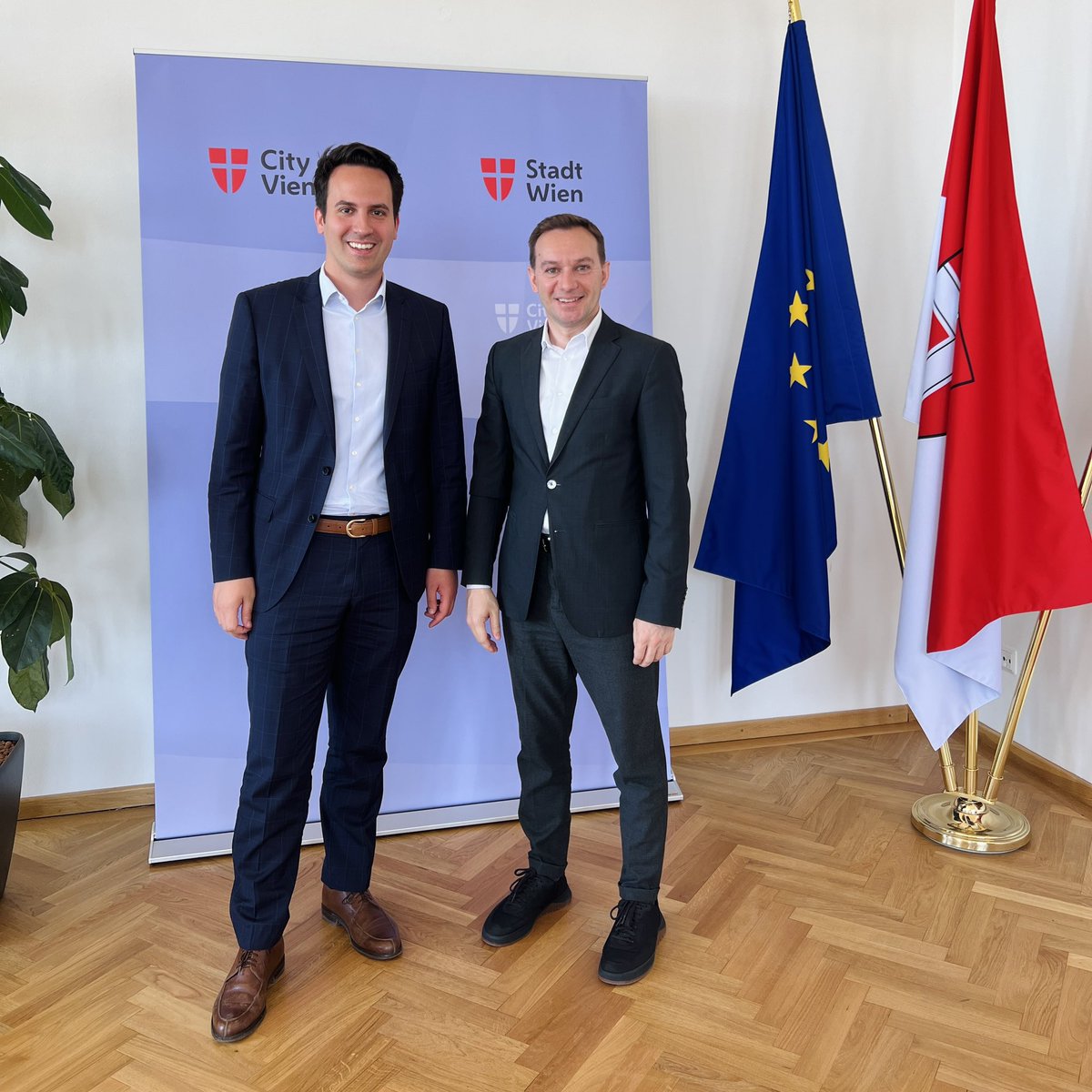 albanzogaj's tweet photo. 🇽🇰🇦🇹
Takim jashtëzakonisht miqësor dhe i frytshëm me homologun tim, nënkryetarin e qytetit të Vienës, Z. Christoph Wiederkehr. 
Biseduam për shumë tema në interes të përbashkët, e në veçanti biseduam lidhur me përvojat e qytetit të Vienës në menaxhimin e mbeturinave ... https://t.co/wJGxjuJ33V