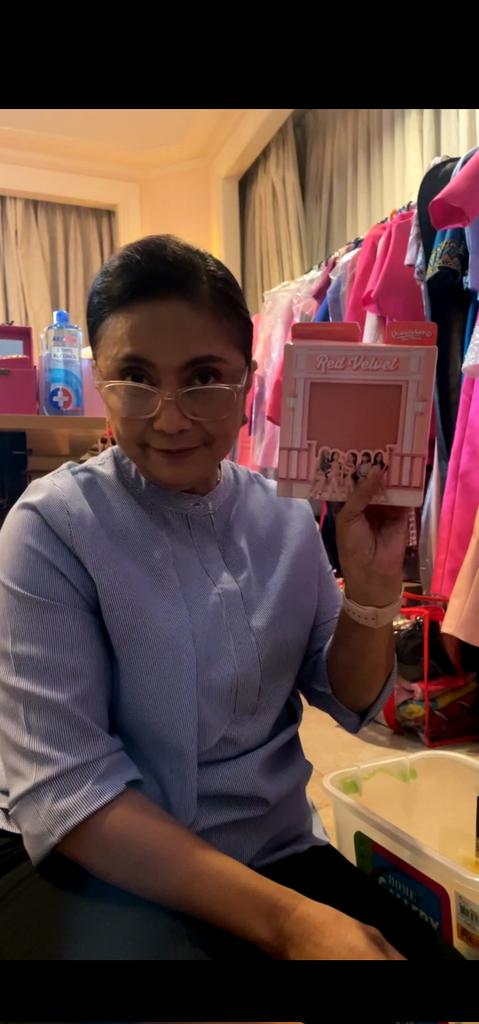 lousianseulgi's tweet photo. VP LENI SUNBAENIM WITH RED VELVET HAHAHAHA https://t.co/oX5DOpfwoO