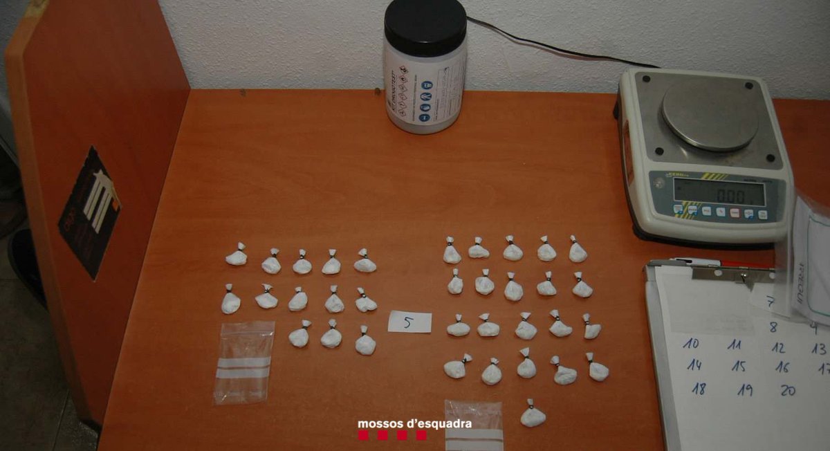 mossos's tweet photo. Desmantellem amb @PoliciaCaldesMo un punt de venda de droga al detall molt actiu. Detenim un home, i una dona queda com a investigada. Comissem cocaïna i diners en bitllets fraccionats https://t.co/xKYn8f5jjU