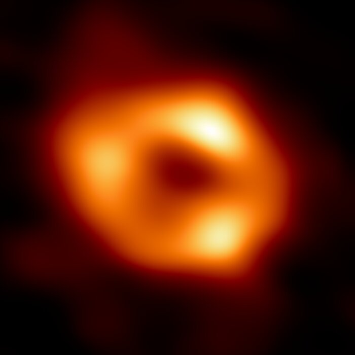 Foto pertama dari Sagittarius A*, monster lubang hitam di pusat Bima Sakti yang berhasil diamati oleh kolaborasi @ehtelescope. #SgrABlackHole