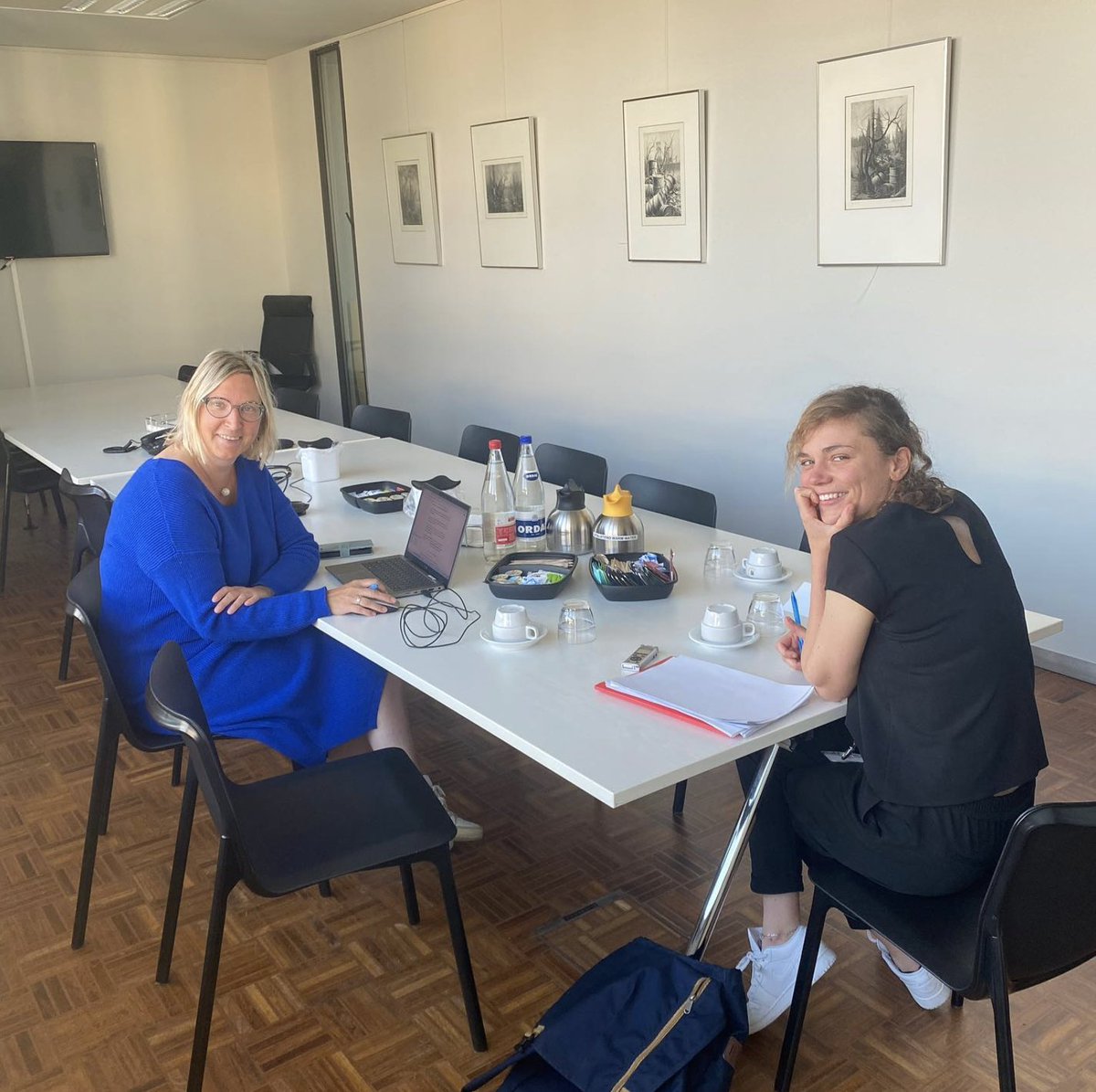 m2p_be's tweet photo. Onze #INFOPOL onderzoekers blijven naarstig verder interviewen. @KSoontjens op de koffie ditmaal bij @TinevanderVloet, Vlaams Parlementslid voor @de_NVA #polisciresearch https://t.co/CdDK1oBRcz