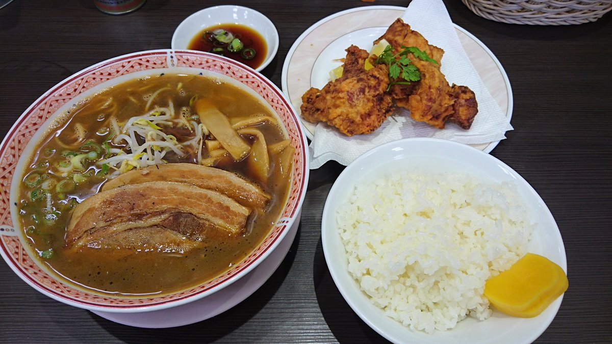mesiteroV's tweet photo. 時間や社会に囚われず、幸福に空腹を満たす時、Vtuberの配信を観る時

つかの間、彼は自分勝手になり自由になる

誰にも邪魔されず、気を使わず
ものを食べるそして観るという孤高の行為
この行為こそが現代人に平等に与えられた、最高の癒しと言えるのである https://t.co/ZCBqsjVhc3