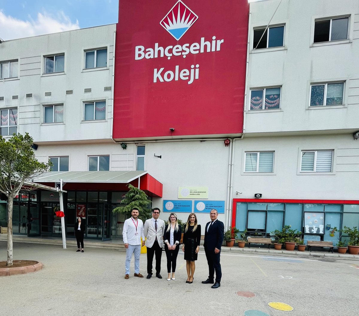 BAHCESEHIRADANA's tweet photo. Genel Md. Yrd.mız Sayın Özge Aslan ve Türk Dili ve Edb. Böl. Bşk.mız Tuğba Aktaş, kampüsümüzü ziyaret ettiler. Yönetici, öğretmen ve öğrencilerimizle topraksız tarım, metaverse ve yapay zekâ konularında yaptıkları paylaşımlar için teşekkür ederiz.💙❤️ https://t.co/3nfpknLTxm