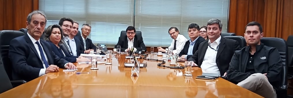 agesp's tweet photo. Na tarde de ontem estivemos reunidos com @FelipeSalto. Na oportunidade, debatemos a necessidade de revisão da estrutura da carreira de APOFP. Contamos com o apoio do secretário da SEFAZ SP, ao mesmo tempo em que desejamos sucesso em sua jornada no comando da Pasta. https://t.co/vjNb3GZJxi