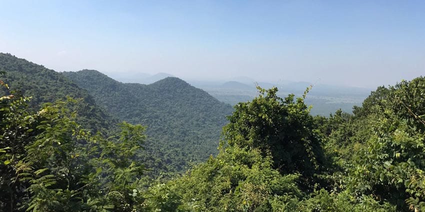 OdishaHeritage's tweet photo. #Deuli hills are located in #Khordha district, popular for the extraordinary views and sloppy mountains.
It is situated at the confluence of Kimiria and Brahmani rivers.
Largest number of rock cut caves are found here.
#OdishaHeritage
PC- @desiakoraput2 @orissa_tours https://t.co/DmGw7ZzHKO