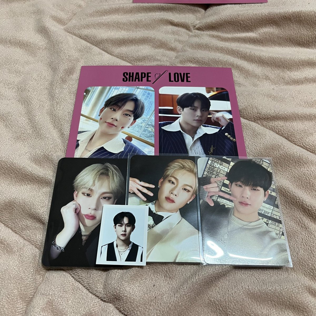 NaRangGuLayHaJa's tweet photo. 몬스타엑스 shape of love 특전 일괄 양도
형원 일괄 4.5 / 주헌 일괄 4
기현(미개봉)+형원주헌 유닛 1
GS25반택 혹은 CU끼리만 이용 가능 +0.16
바이오에 있는 오픈채팅으로 연락주세요~! 디엠 확인X
하자 예민하신 분X / 하자 확인은 2장까지만 가능 https://t.co/hLHA6pHjhS