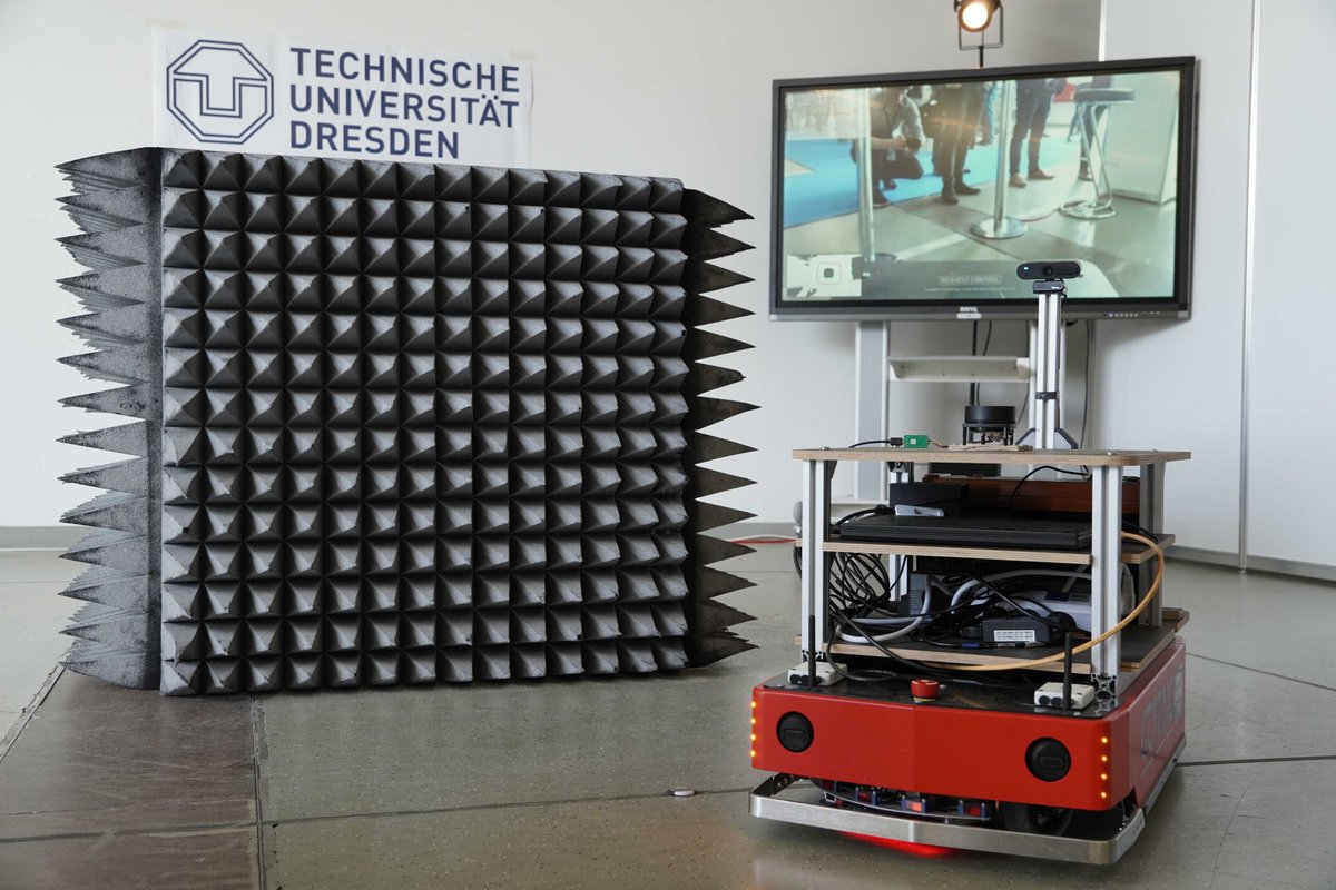VodafoneChair's tweet photo. Today, we're at the 5G++ Summit Dresden with our @goetting_de AGV. You can control it from home on https://t.co/i5jnY4n5Gz 🕹️ https://t.co/5kF8UEo88s
