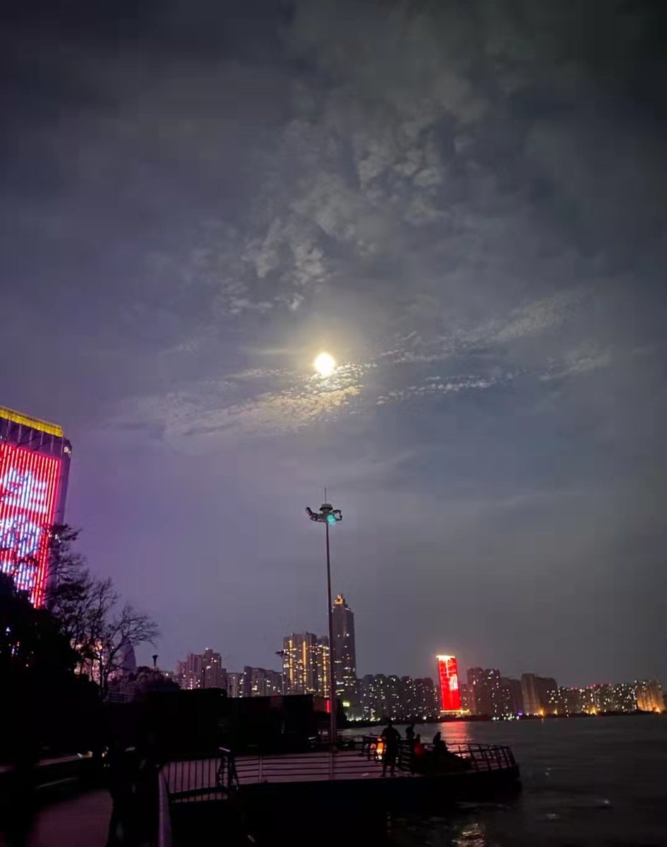 anna80241088's tweet photo. The moon🌕 is bright tonight https://t.co/3mryTz1q0W