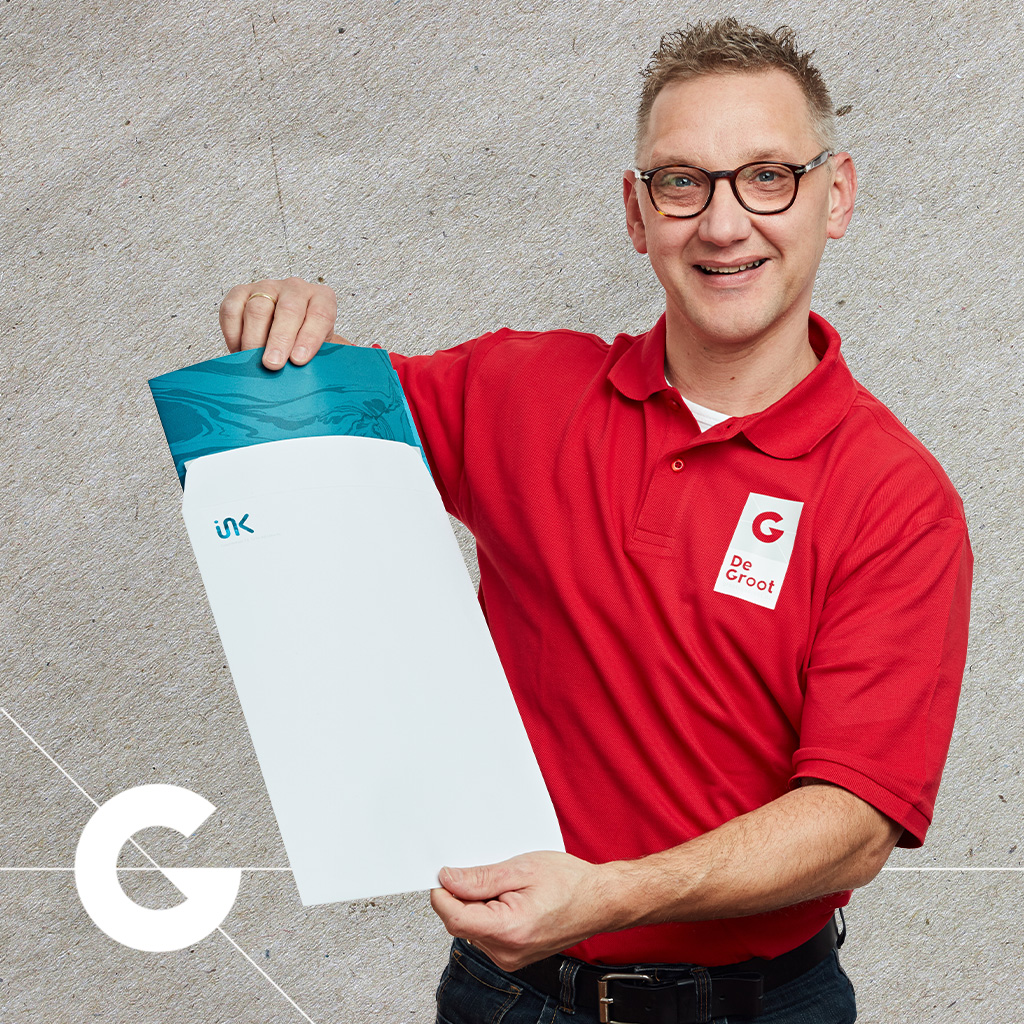 Veel post gaat tegenwoordig digitaal. Maar als je een #envelop gebruikt, zorg dan dat deze er verzorgd uitziet. Verwerk je huisstijl of een pakkende boodschap. Te leveren met of zonder venster, striplock of gegomde sluiting. #enveloppen #vensterenvelop #grootsgedrukt