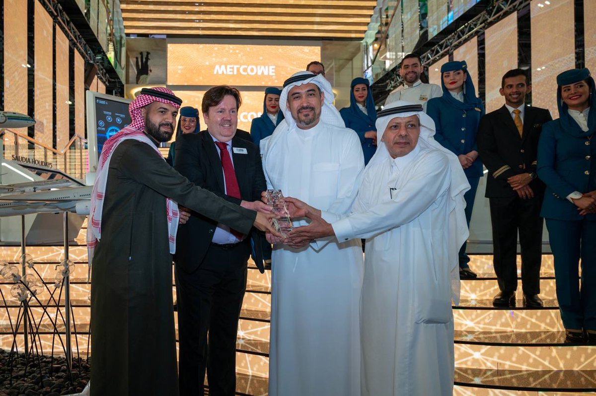 Saudi_Airlines's tweet image. وتتوالى الإنجازات، بعد حصولنا على الجائزة بتصويت الحكّام، حصلنا على جائزة تصويت الجمهور لأفضل جناح في #معرض_السفر_العربي 🥇✈️✨