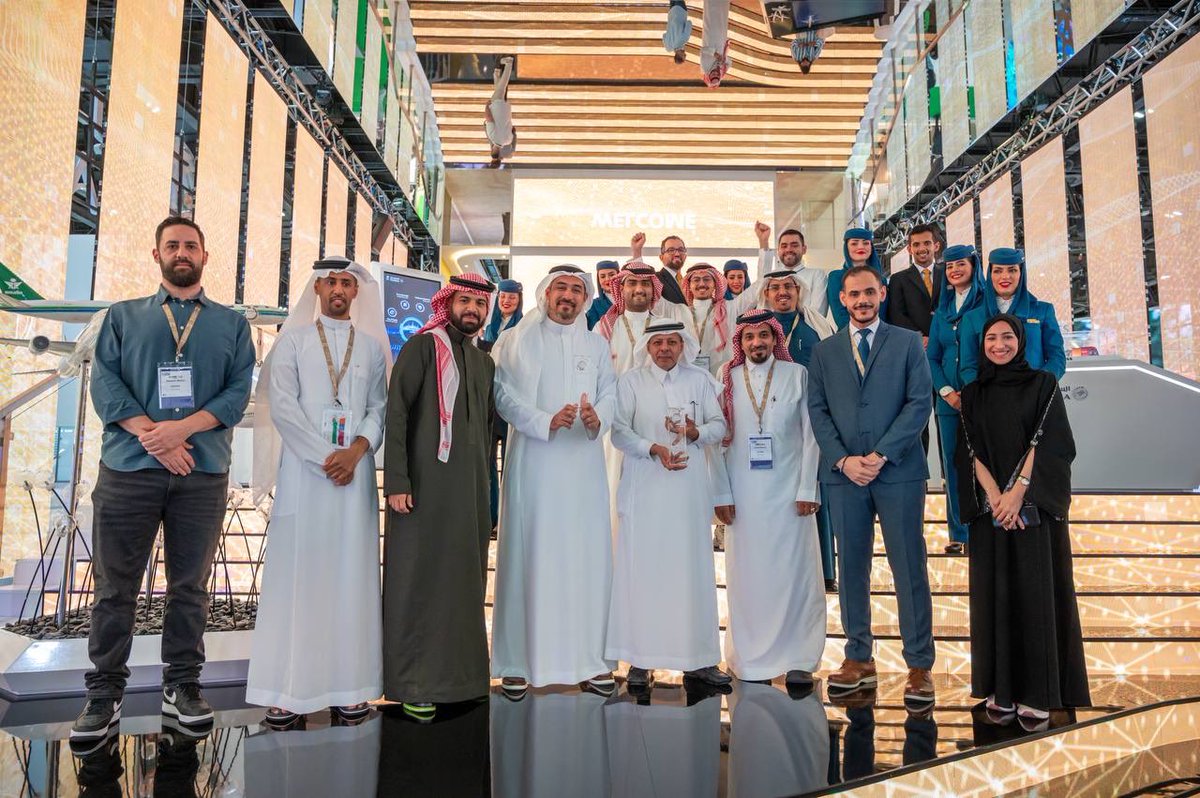 Saudi_Airlines's tweet image. وتتوالى الإنجازات، بعد حصولنا على الجائزة بتصويت الحكّام، حصلنا على جائزة تصويت الجمهور لأفضل جناح في #معرض_السفر_العربي 🥇✈️✨