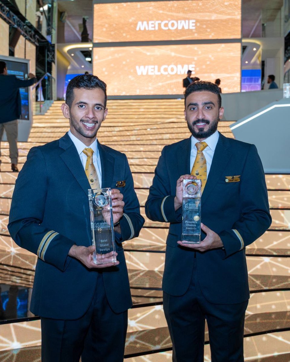 Saudi_Airlines's tweet image. وتتوالى الإنجازات، بعد حصولنا على الجائزة بتصويت الحكّام، حصلنا على جائزة تصويت الجمهور لأفضل جناح في #معرض_السفر_العربي 🥇✈️✨